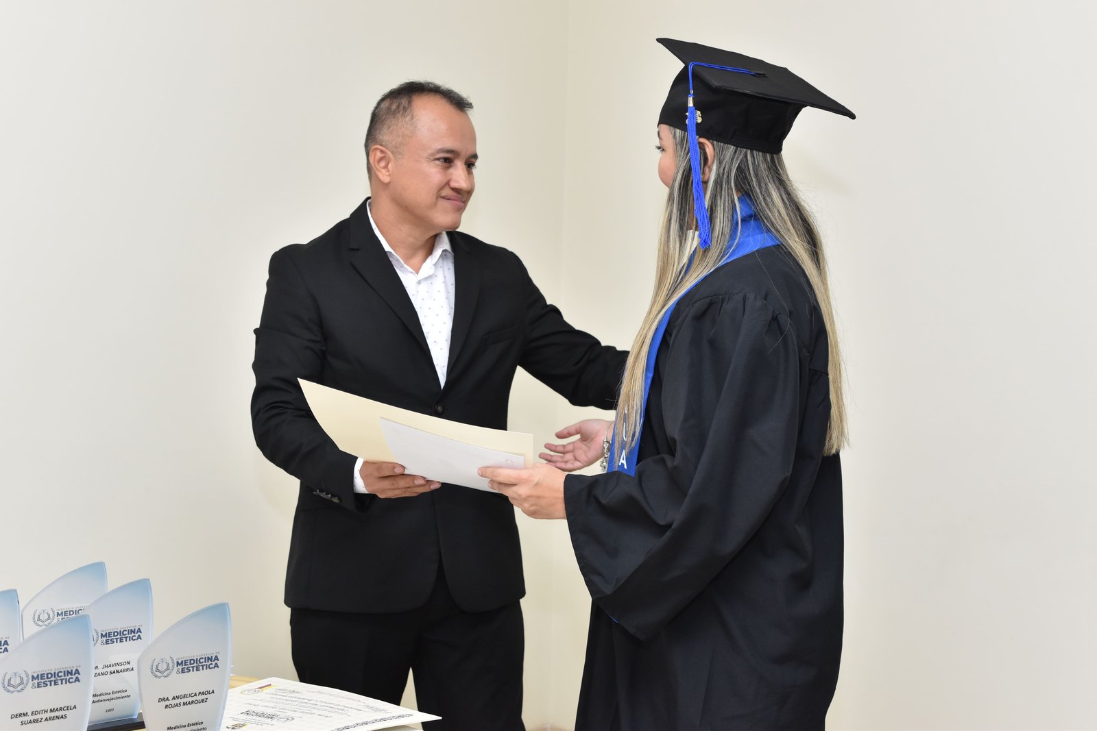 Estudiantes de medicina estética en práctica clínica